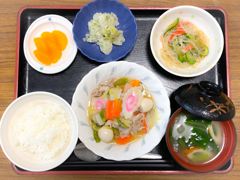 今日のお昼ごはんは、八宝菜、春雨サラダ、青のりポテト、みそ汁、果物でした。