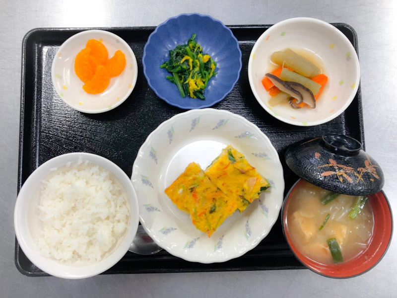 今日のお昼ごはんは、千草焼き、黄菊の和え物、炊き合わせ、みそ汁、果物でした。