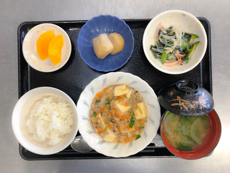 今日のお昼は、家常豆腐、春雨サラダ、里芋煮、みそ汁、果物でした。