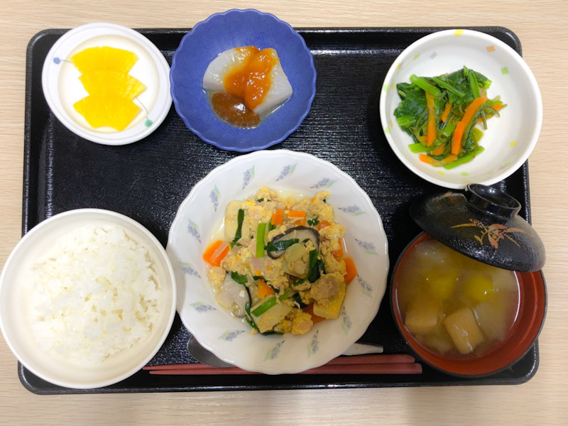今日のお昼ごはんは、ツナと高野豆腐の卵とじ、めかぶ和え、ふろふき大根、みそ汁、果物でした。