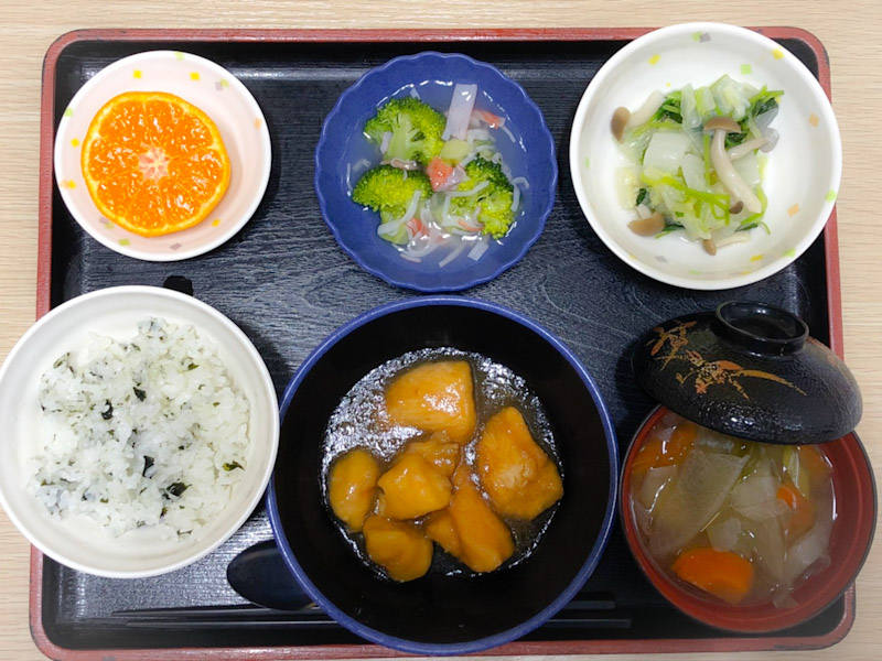 今日のお昼ごはんは、ささみの揚げ煮、かにかまあん、ゆず浸し、根菜汁、果物でした。