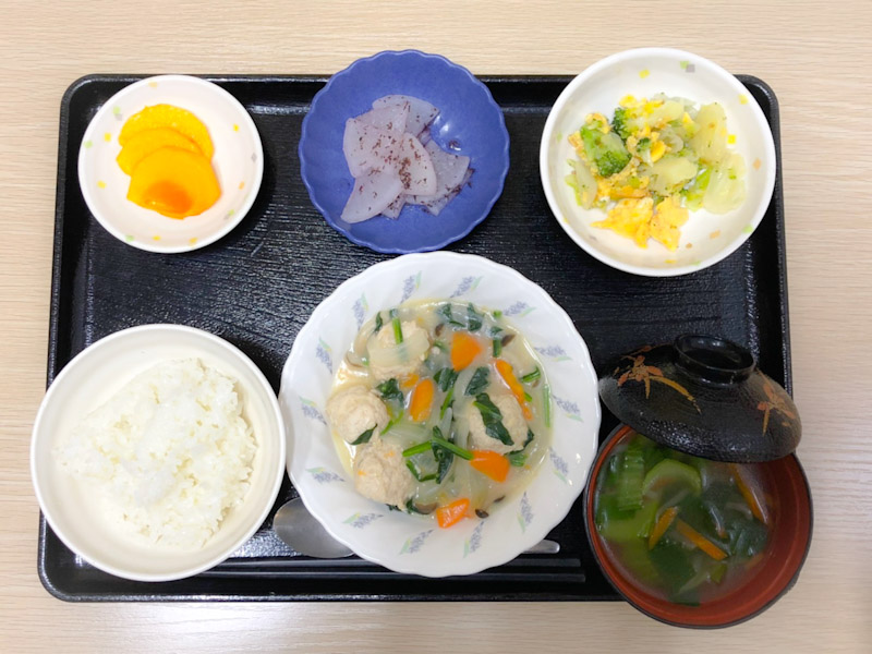 きのうのお昼ごはんは、肉団子のクリーム煮、サラダ、ゆかり大根、みそ汁、果物でした。