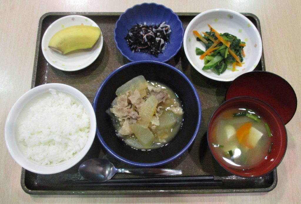 きょうのお昼ごはんは、豚肉と大根のゆずみそ煮・和え物・ひじきの酢の物・みそ汁・くだものでした。