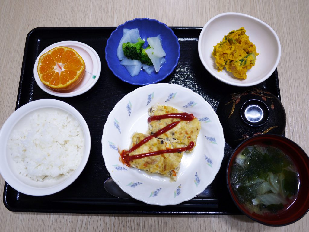 きょうのお昼ごはんは、ツナハンバーグ・かぼちゃサラダ・お浸し・みそ汁・くだものでした。