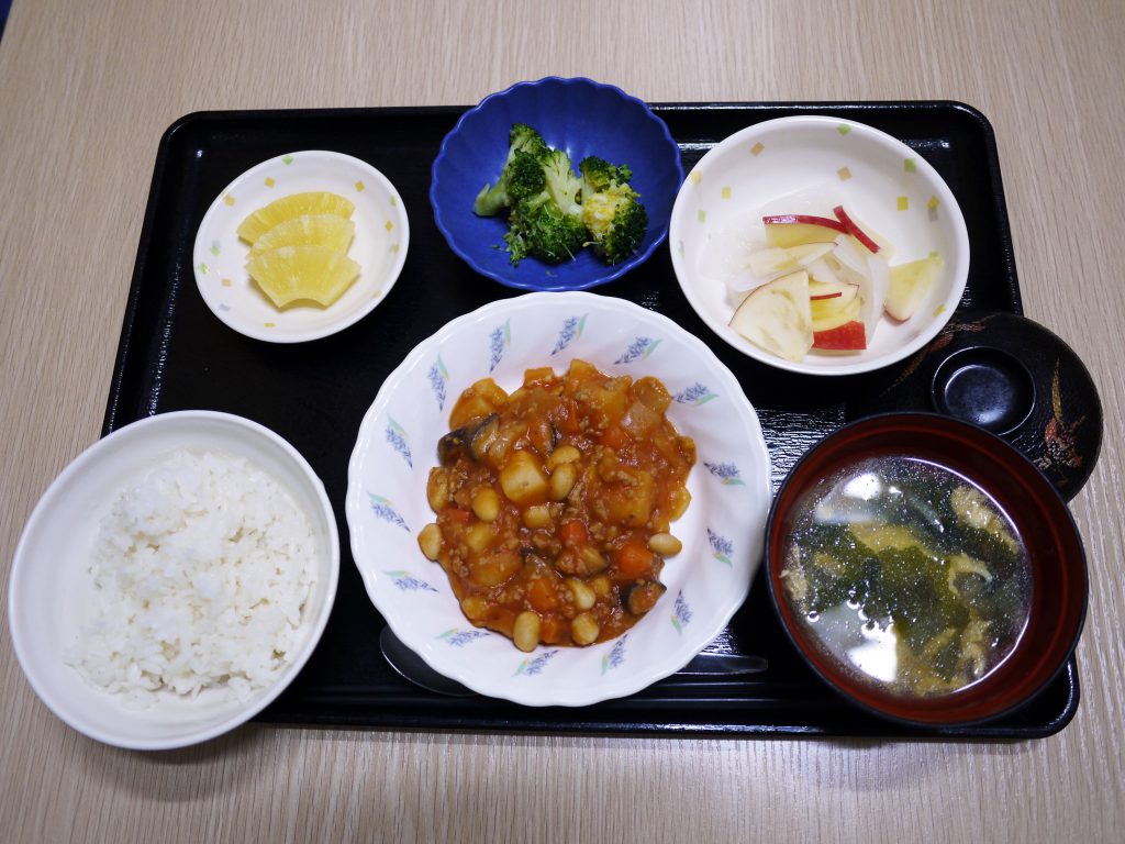 きょうのお昼ごはんは、ポークビーンズ・りんごと大根のサラダ・花野菜・みそ汁・くだものでした。