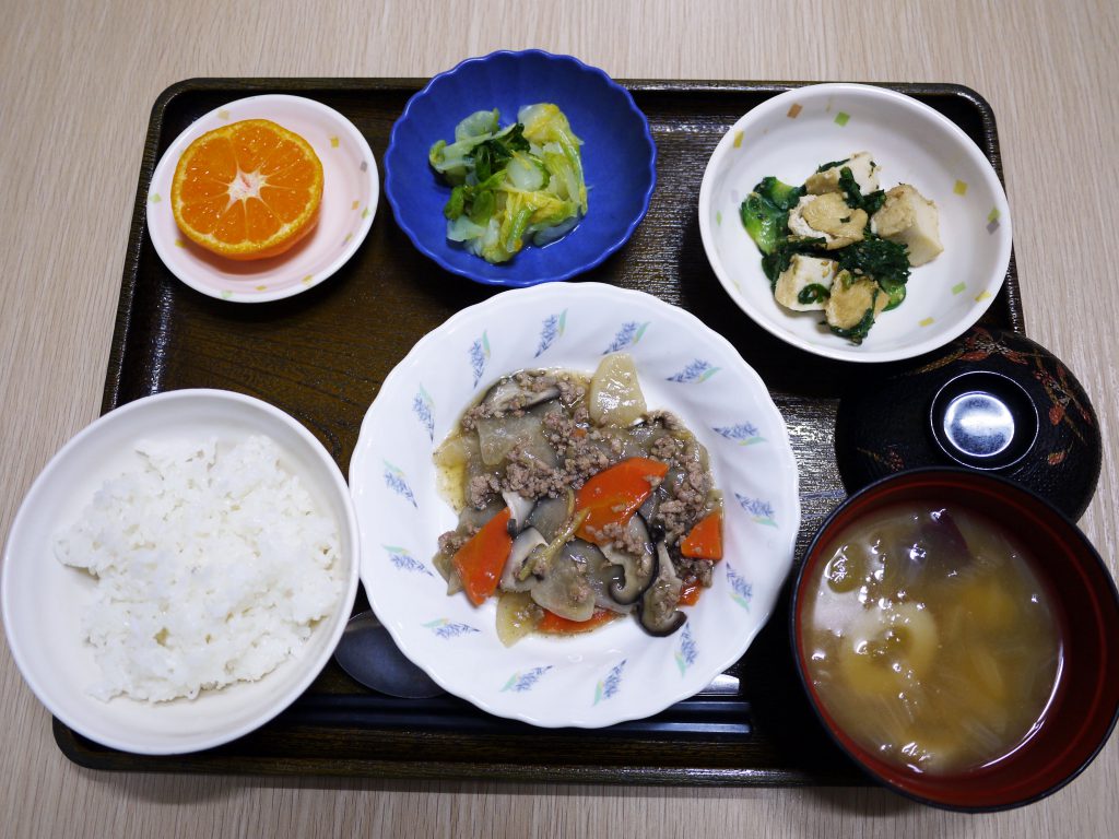 きょうのお昼ごはんは、根菜のそぼろ煮・絹あげと春菊の和え物・浅漬け・みそ汁・くだものでした。