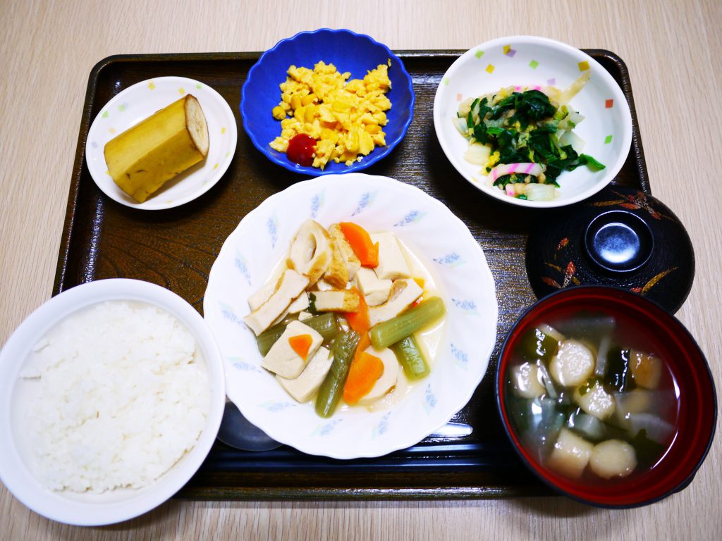 きょうのお昼ごはんは、炊き合わせ・天かす和え・炒り卵・みそ汁・くだものでした。