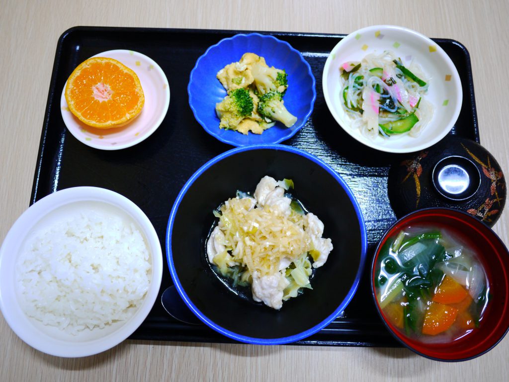 きょうのお昼ごはんは、蒸し鶏の油淋鶏風・ブロッコリーの卵炒め・春雨サラダ・スープ・くだものでした。