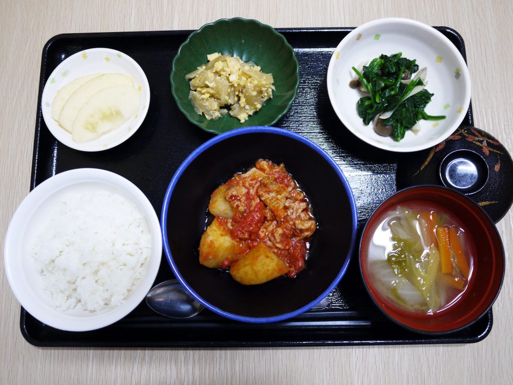 きょうのお昼ごはんは、豚肉とじゃが芋のトマト煮・ほうれん草ときのこの和え物・玉ねぎの卵とじ・みそ汁・くだものでした。