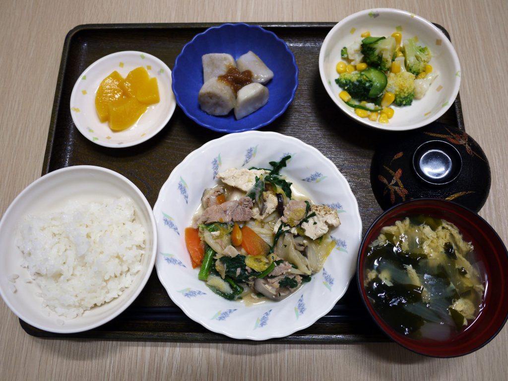 きょうのお昼ごはんは、すき焼き風煮・花野菜の和え物・里芋のみそだれ・みそ汁・くだものでした。