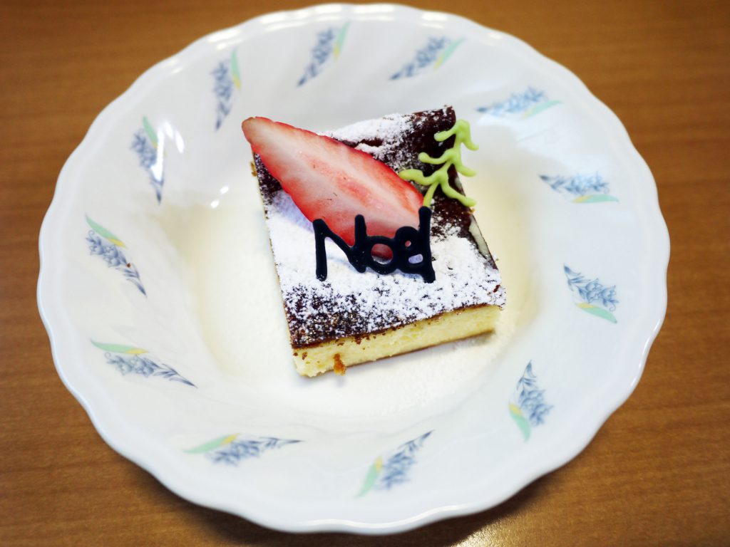 きょうのおやつは、クリスマスチーズケーキでした。