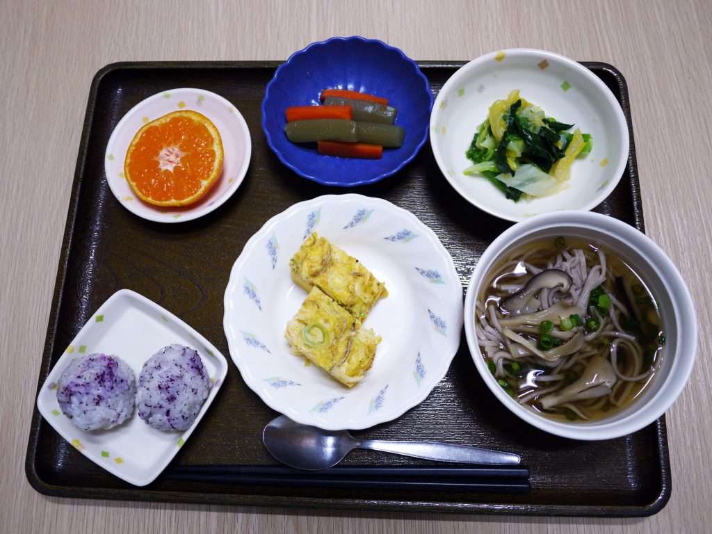 きょうのお昼ごはんは、お蕎麦・じゃこねぎ卵焼き・青菜の旨味和え・含め煮・みそ汁・くだものでした。