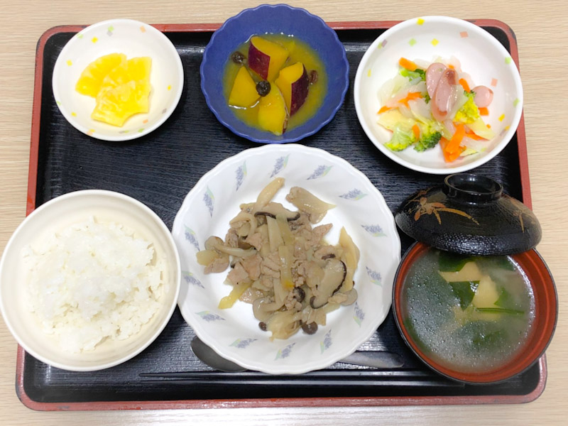 今日のお昼ごはんは、豚肉とたっぷりきのこの炒め物、サラダ、さつま芋のオレンジ煮、みそ汁、果物でし。