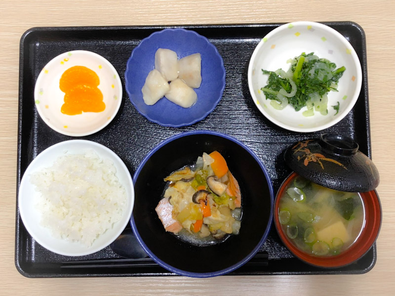今日のお昼ごはんは、鮭のチャンチャン焼き、春菊のナムル、里芋の煮ころがし、みそ汁、果物でした。
