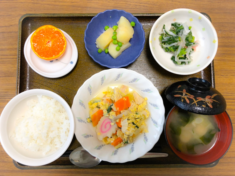 今日のお昼ごはんは、親子煮、炒りおから、ブロッコリーのかにかまあん、みそ汁、果物でした。