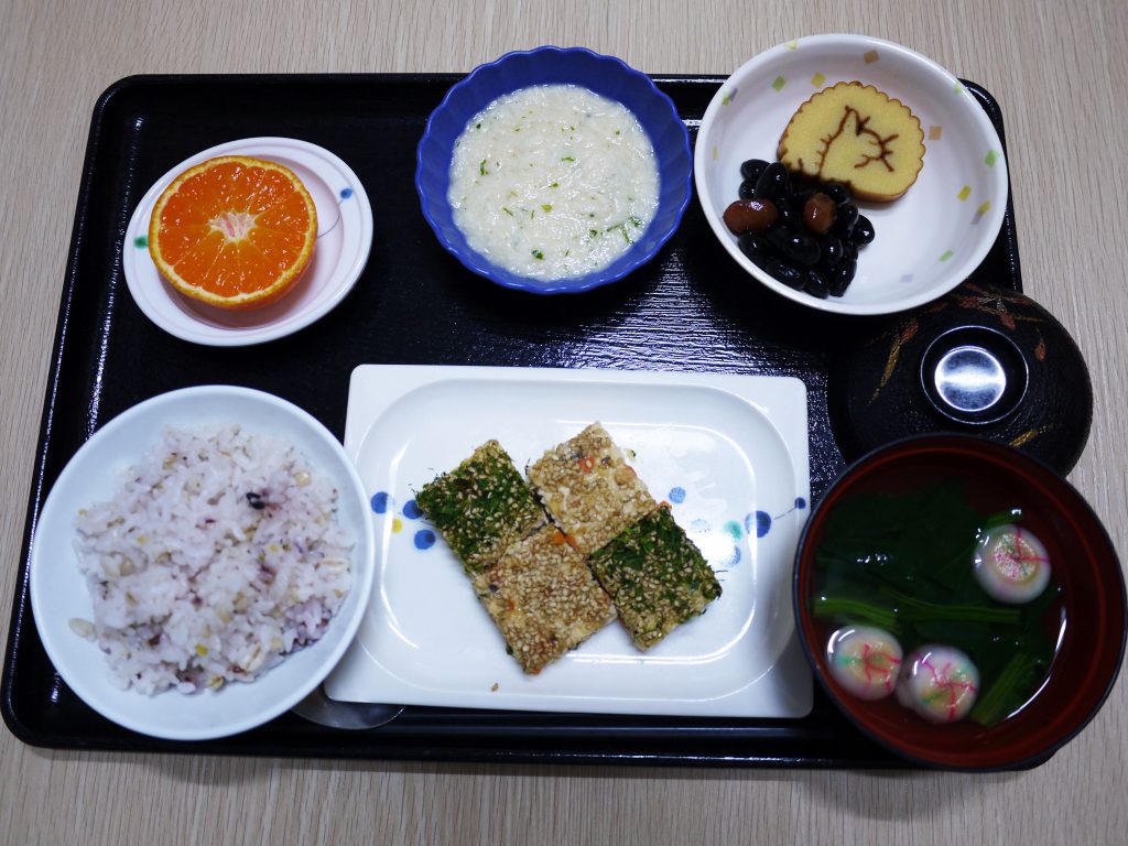 きょうのお昼ごはんは、松風焼き・祝い鉢・おとろ・お吸いの物・くだものでした。