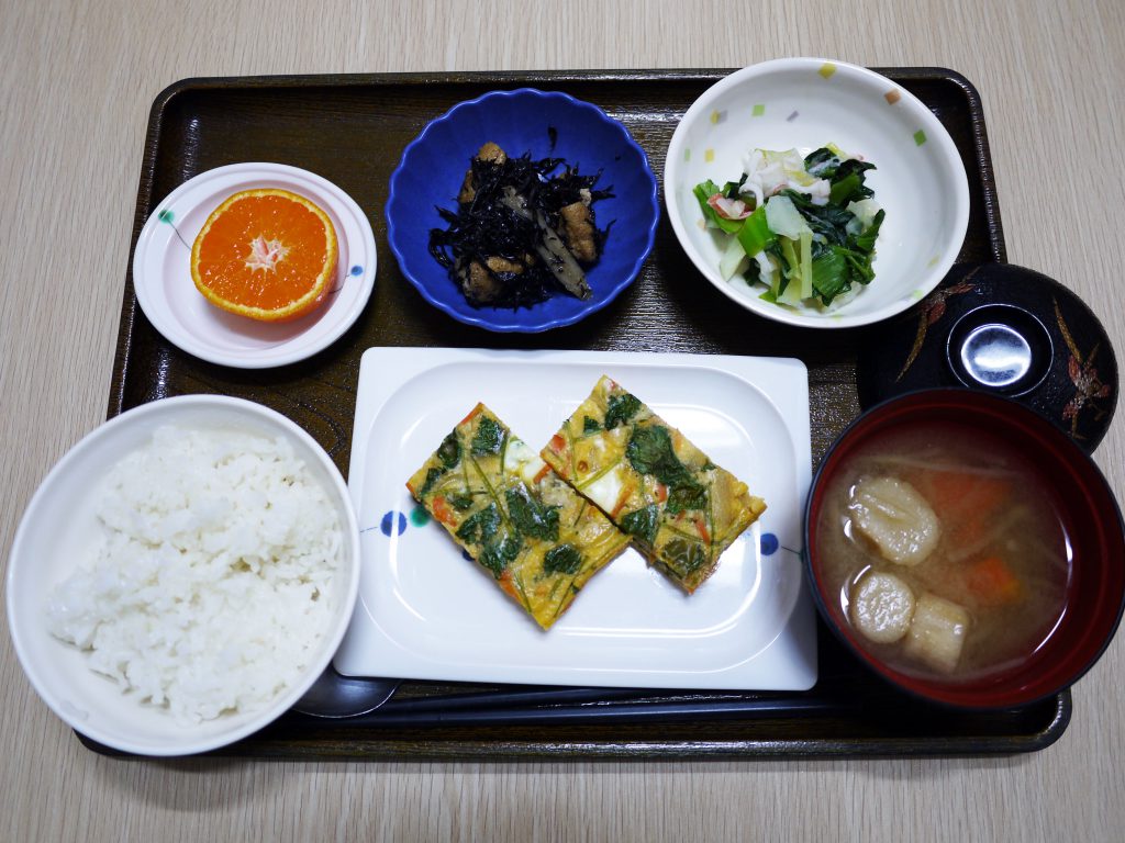 きょうのお昼ごはんは、千草焼き・おろし和え・含め煮・みそ汁・くだものでした。