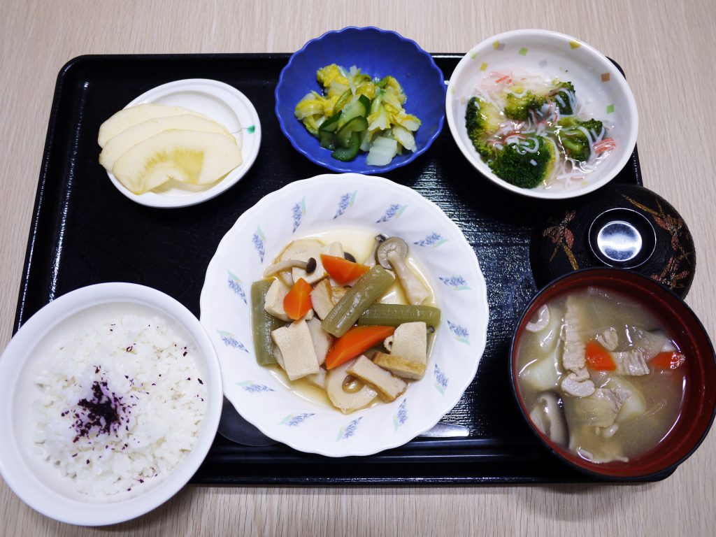 きょうのお昼ごはんは、炊き合わせ・ゆず浸し・ブロッコリーのかにかまあん・豚汁・くだものでした。