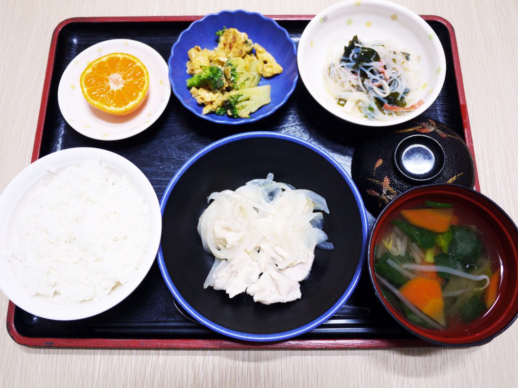 きょうのお昼ごはんは、鶏肉のレモン蒸し・ブロッコリーの卵炒め・春雨サラダ・みそ汁・くだものでした。