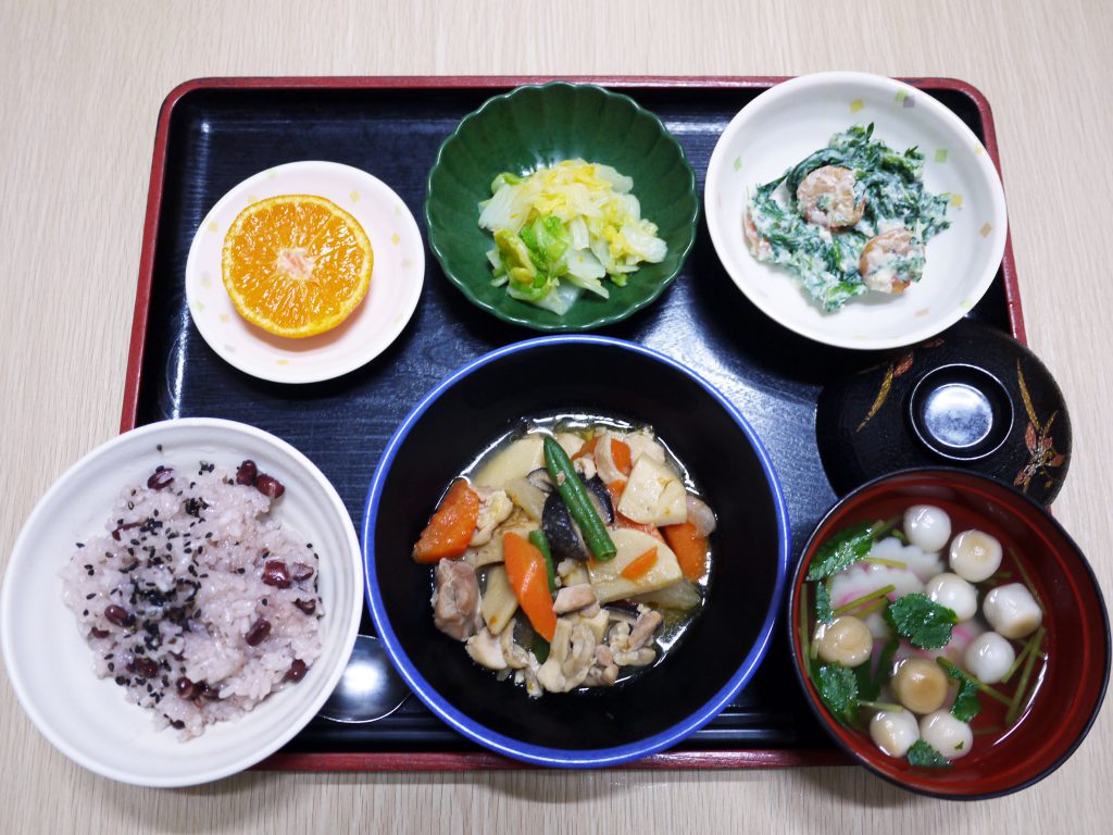 きょうのお昼ごはんは、お赤飯・筑前煮・エビと春菊の白和え・ゆず浸し・お吸い物・くだものでした。