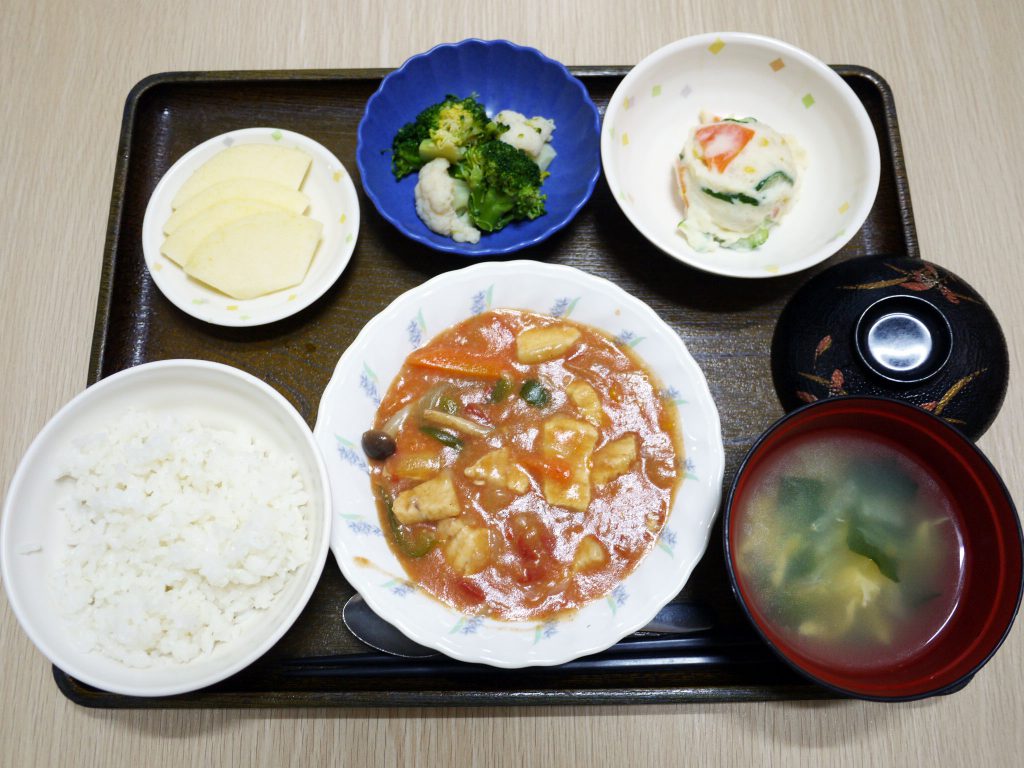 きょうのお昼ごはんは、メカジキのトマト煮・ポテトサラダ・花野菜・みそ汁・くだものでした。