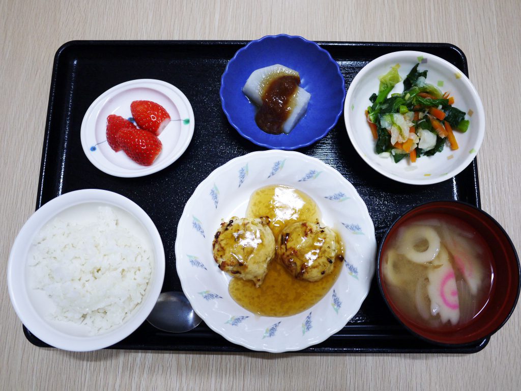 きょうのお昼ごはんは、オクラとモヤシのつくねバーグ・薬味和え・ふろふき大根・みそ汁・くだものでした。