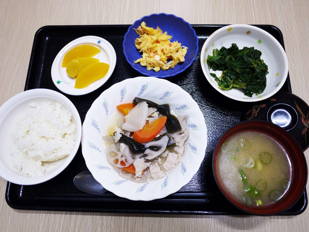 きょうのお昼ごはんは、和風ポトフ・青菜和え・炒り卵・みそ汁・くだものでした。