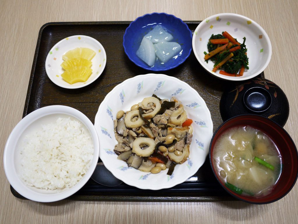 きのうのお昼ごはんは、大豆五目煮・和え物・ふろふき大根・みそ汁・くだものでした。