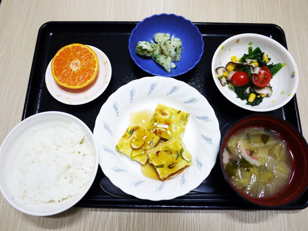 きょうのお昼ごはんは、ねぎ卵焼きの甘酢あんかけ・中華あえ・のり塩ポテト・みそ汁・くだものでした。