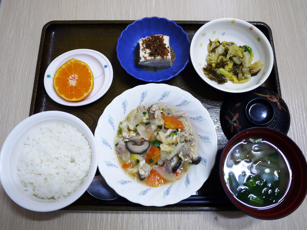 きょうのお昼ごはんは、豚肉と根菜の炒め煮・白菜のゆず浸し・煮奴・みそ汁・くだものでした。