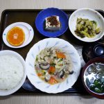 きょうのお昼ごはんは、豚肉と根菜の炒め煮・白菜のゆず浸し・煮奴・みそ汁・くだものでした。