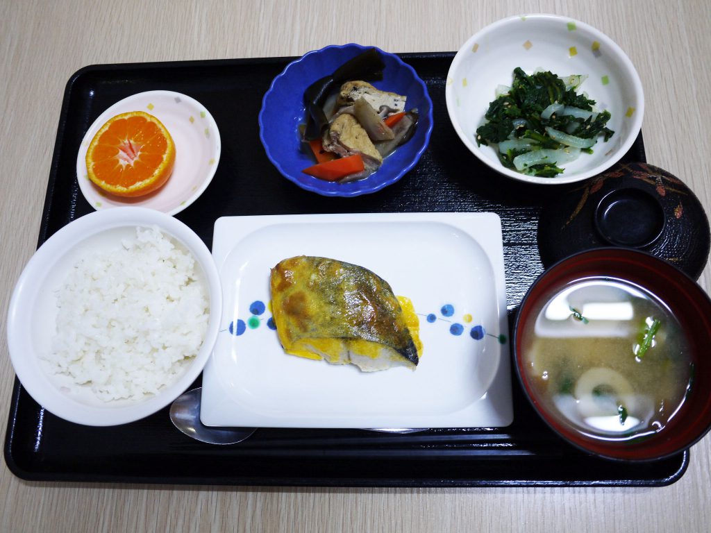 きょうのお昼ごはんは、鰆の黄味焼き・春菊と大根のナムル・含め煮・みそ汁・くだものでした。