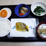 きょうのお昼ごはんは、鰆の黄味焼き・春菊と大根のナムル・含め煮・みそ汁・くだものでした。