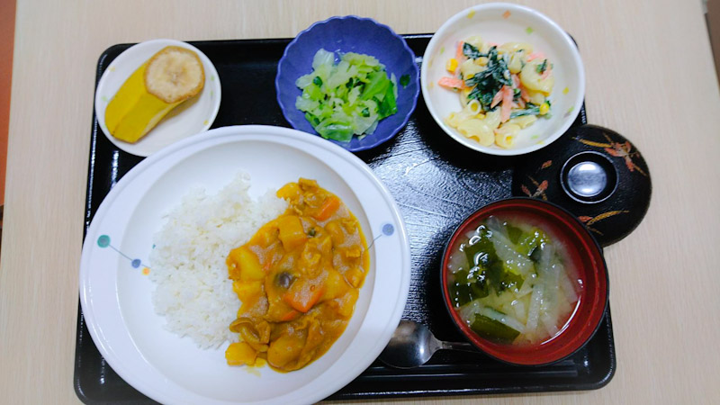 今日のお昼ご飯は カレーライス、マカロニサラダ、浅漬け、みそ汁、果物でした。