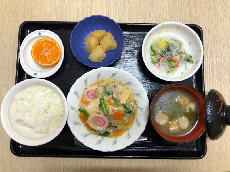 きょうのお昼ごはんは、八宝菜・春雨の酢の物・じゃが煮・みそ汁・くだものでした。