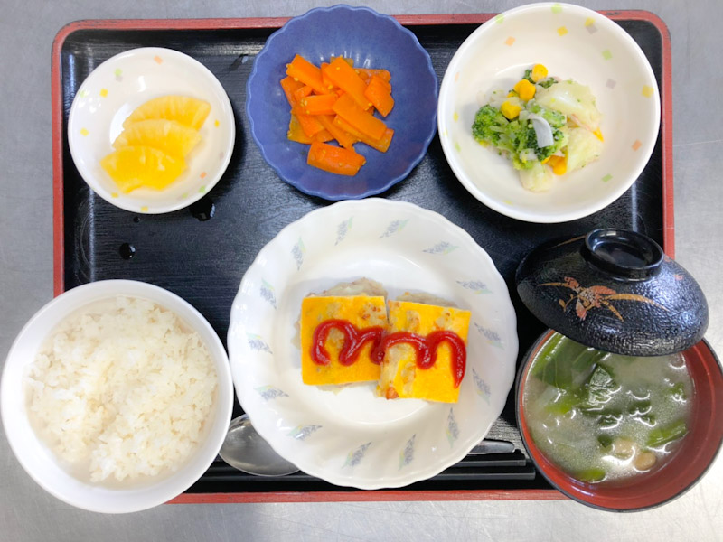 今日のお昼ごはんは、挽肉とじゃがいものピカタ、花野菜サラダ、煮物、みそ汁、果物でした。