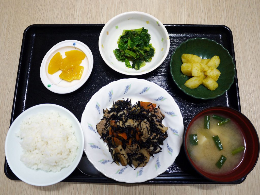 きょうのお昼ごはんは、磯炒め・おかか和え・じゃが芋のカレー風味・みそ汁・くだものでした。