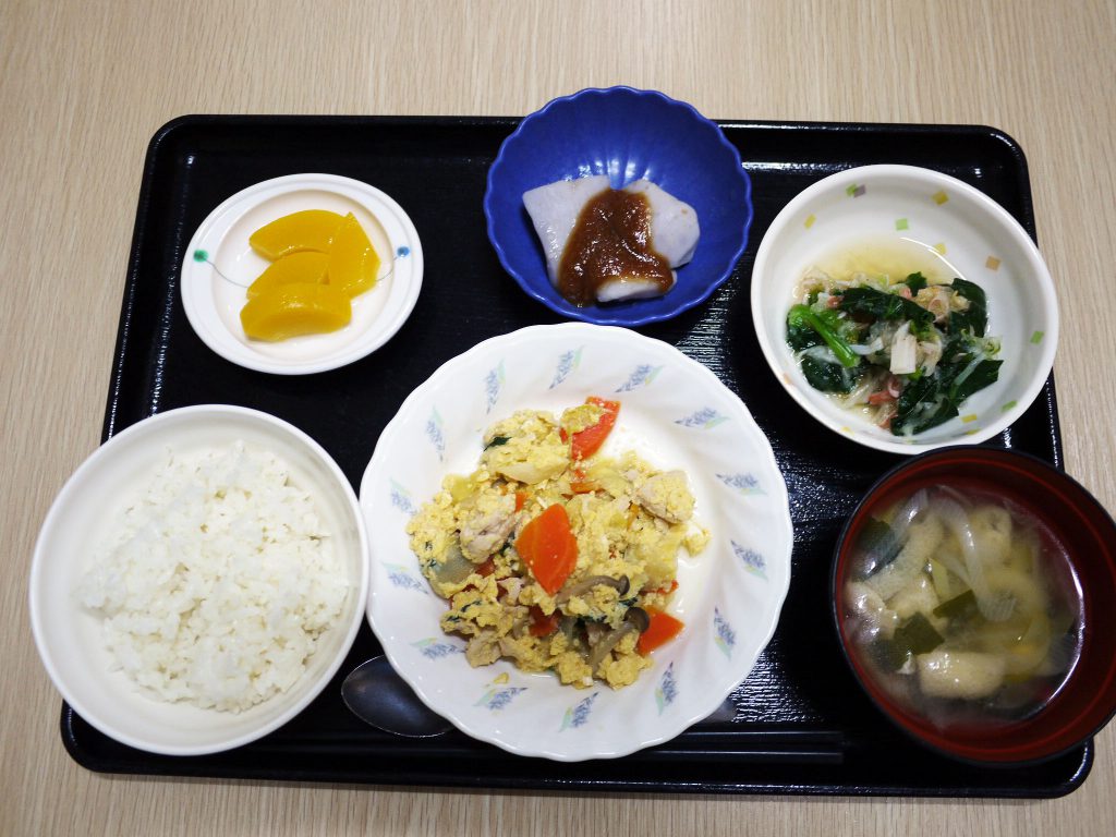 きょうのお昼ごはんは、親子煮・おろし和え・里芋のみそだれ・みそ汁・くだものでした。