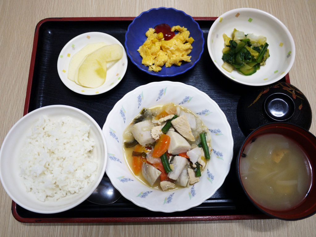 きょうのお昼ごはんは、鶏肉と里芋のみそ煮込み・わさび和え・コーン炒り卵・みそ汁・くだものでした。