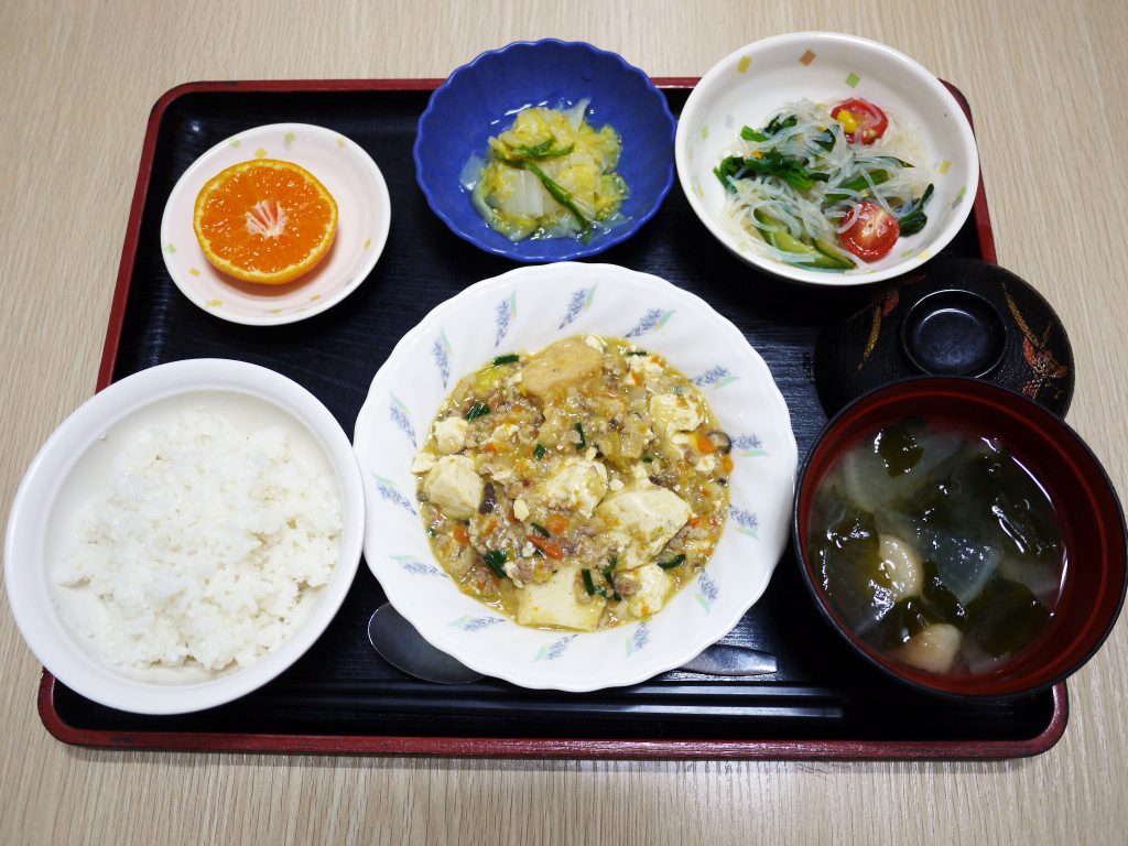 きょうのお昼ごはんは、麻婆豆腐・中華和え・じゃがコンビーフ・みそ汁・くだものでした。