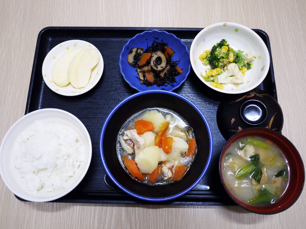 きょうのお昼ごはんは、鶏肉のあっさり煮・みそマヨ和え・ひじき煮・みそ汁・くだものです。