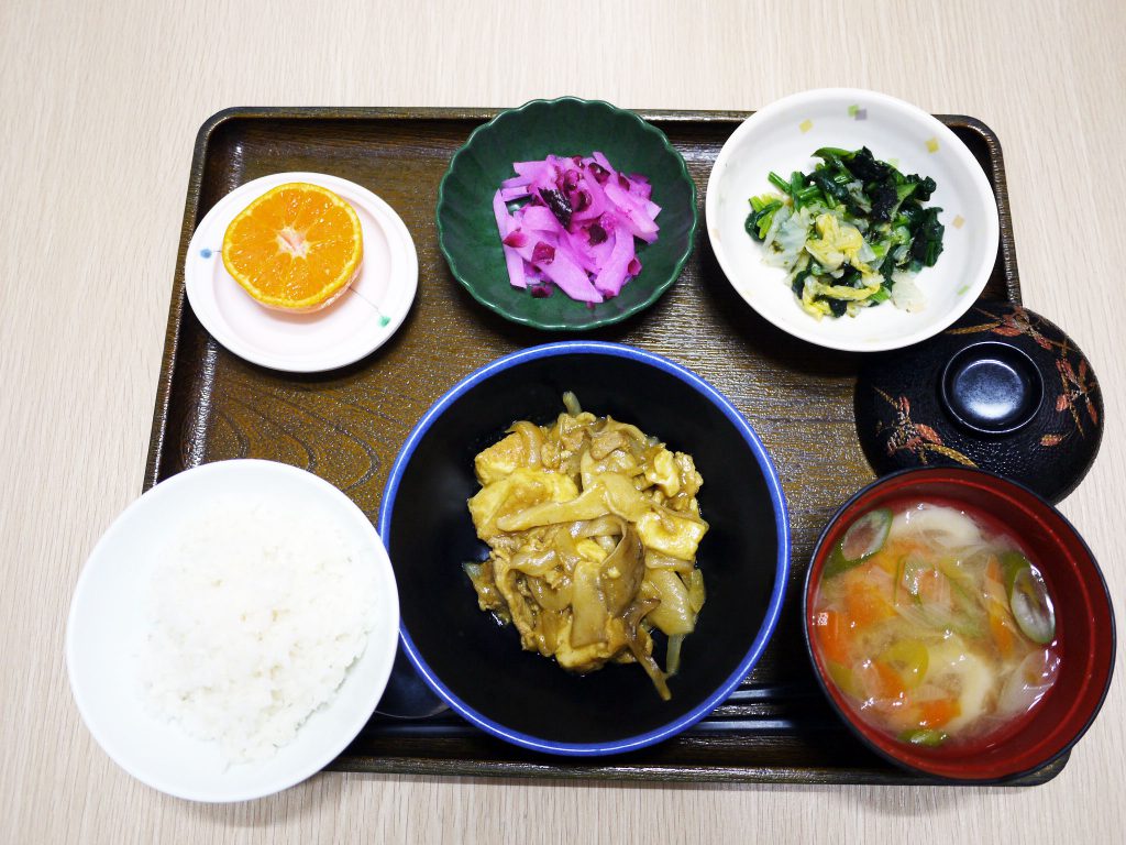 きょうのお昼ごはんは、厚揚げの和風カレー煮・焼きのり和え・しば漬け大根・みそ汁・くだものでした。