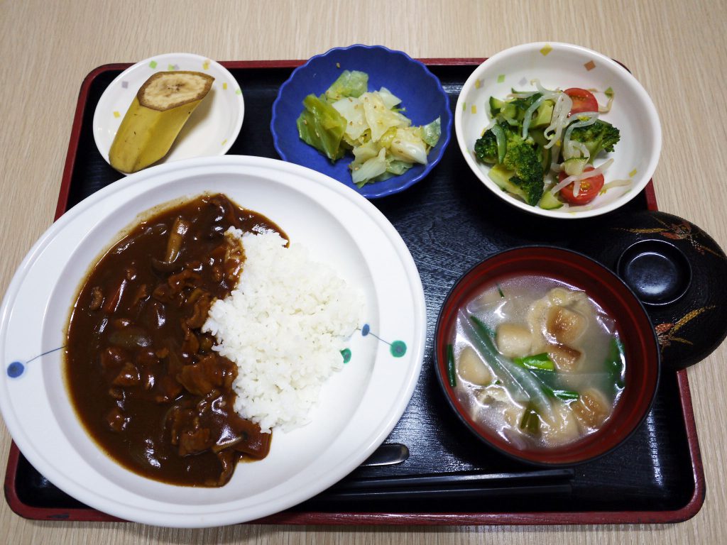 きょうのお昼ごはんは、ハヤシライス・花野菜サラダ・浅漬け・みそ汁・くだものでした。