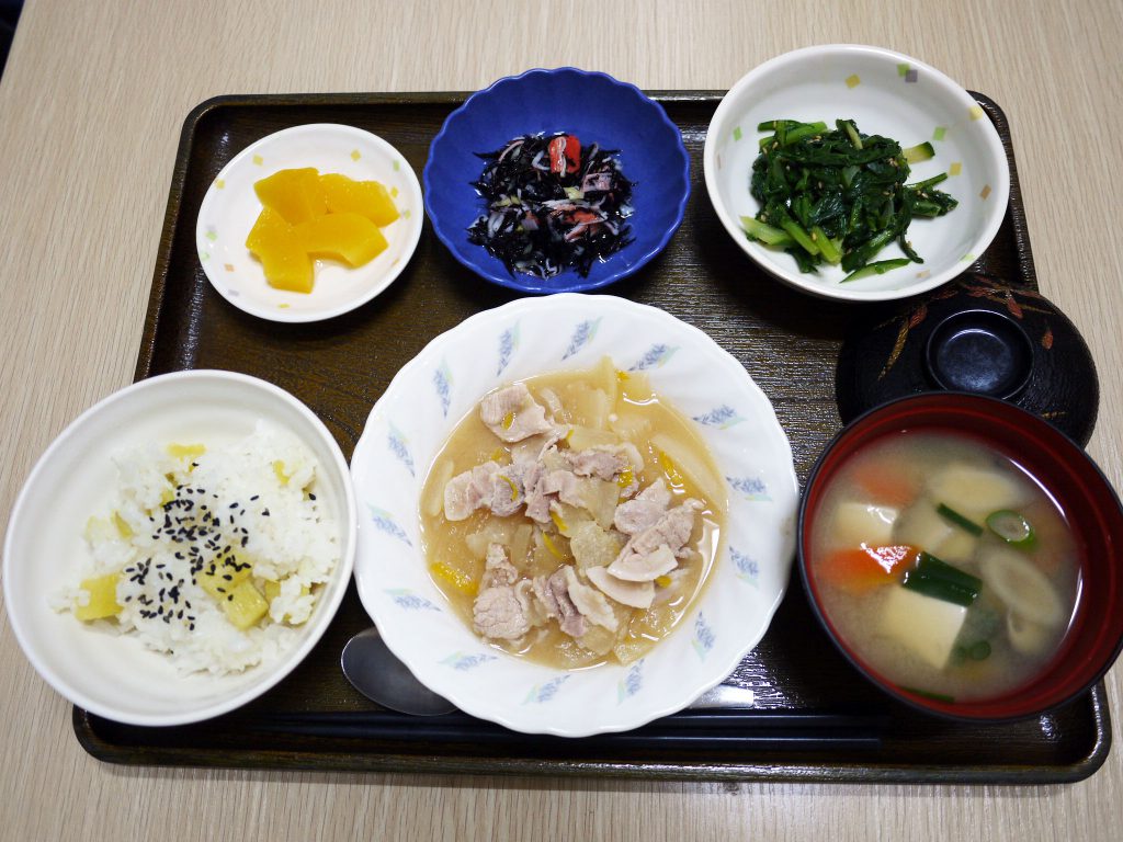 きょうのお昼ごはんは、豚肉と大根のゆずみそ煮・春菊のナムル・ひじきの酢の物・みそ汁・くだものです。