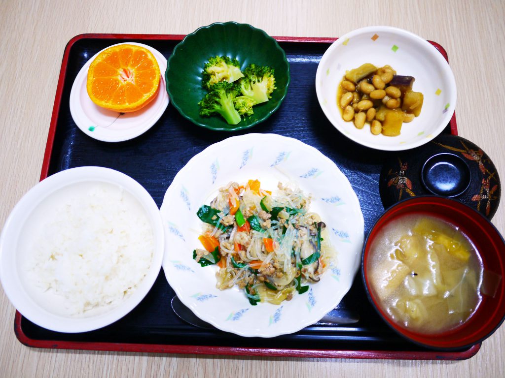 きょうのお昼ごはんは、挽肉と春雨の中華煮・生姜和え・人参の和風ピクルス・みそ汁・くだものでした。