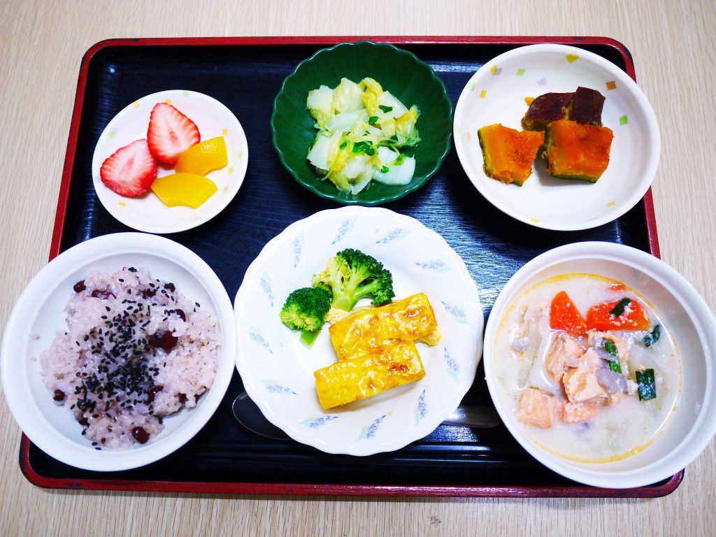 きょうのお昼ごはんは、お赤飯・塩鮭と根菜の粕汁・卵焼き・かぼちゃ煮・お浸し・くだものでした。