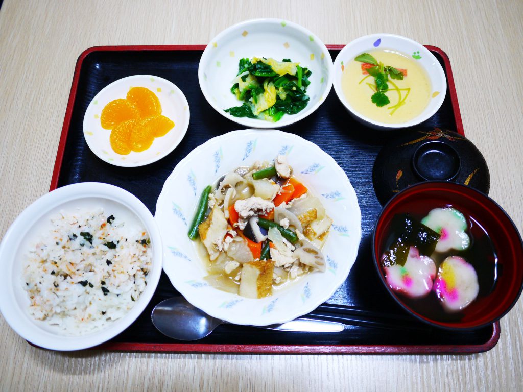 きょうのお昼ごはんは、筑前煮・茶碗蒸し・お浸し・お吸い物・くだものでした。