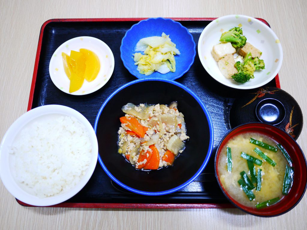 きょうのお昼ごはんは、根菜のそぼろ煮・絹あげ和え・浅漬け・みそ汁・くだものでした。