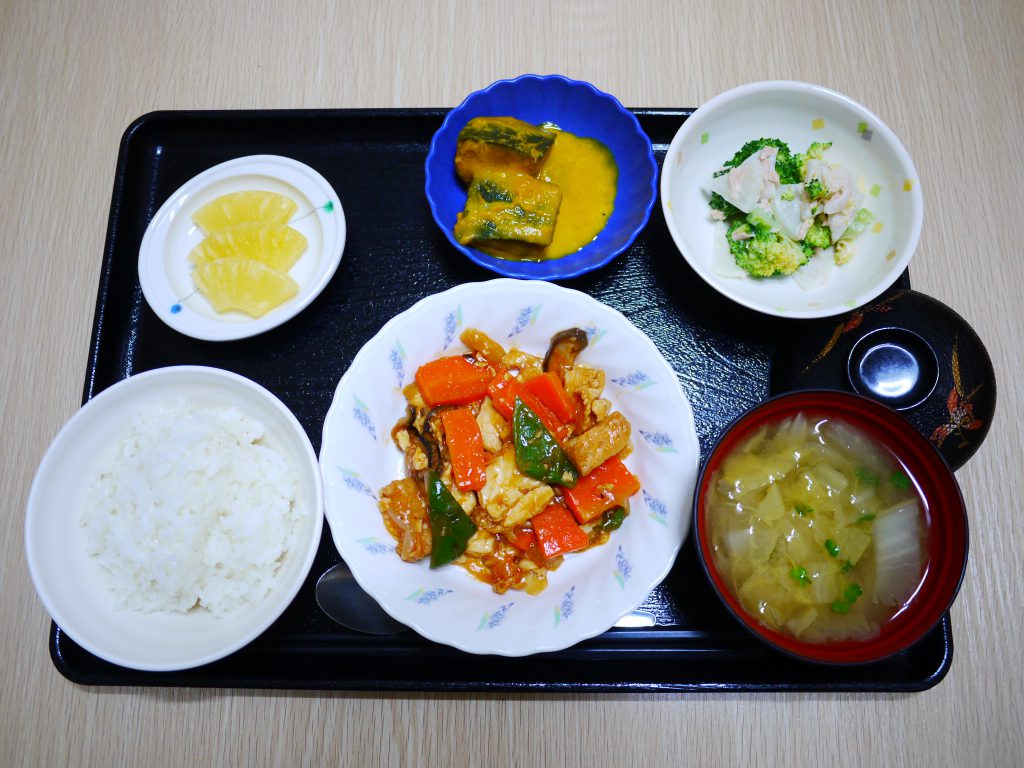 きょうのお昼ごはんは、鶏肉のケチャップ炒め・大根サラダ・ミルク煮・みそ汁・くだものでした。