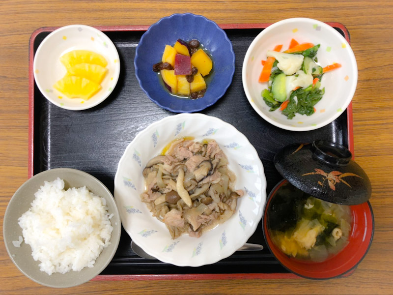 今日のお昼ごはんは、豚肉とたっぷりきのこの炒め物、サラダ、さつま芋のオレンジ煮、みそ汁、果物でした。